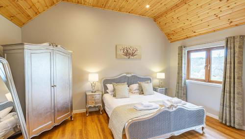 Thistle Lodge 18 with Hot Tub - Foto 5, towels, wardrobe