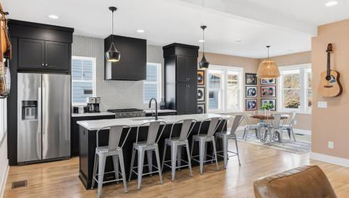 Modern House by Downtown with Garage and Fenced-in Yard - Foto 3