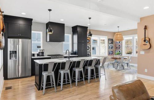 Modern House by Downtown with Garage and Fenced-in Yard - Foto 3