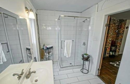 Vintage Uptown Hidden Gem, Walk to Everything New Renovation! - Photo 5