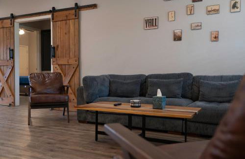 Game Barn, Cowboy Pool, 17ft Movie Screen - sleeps 10 - Foto 10