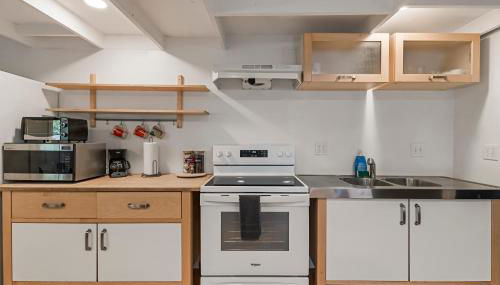 Guest House, Accessible to Downtown, & Fast WiFi! - Foto 5, stove, toaster