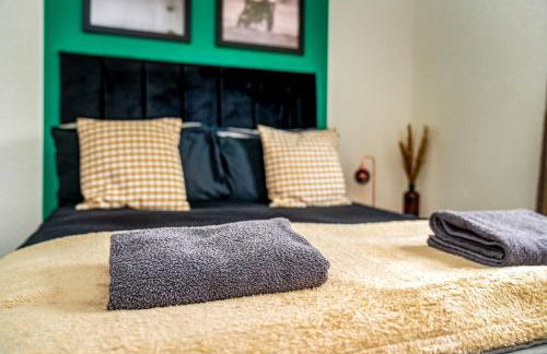 Sleek and Stylish 3 Bed in Greenock - Sleeps 8 - Photo 14