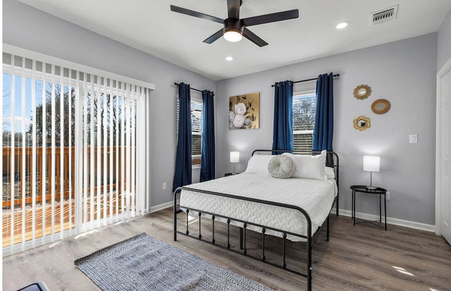 Retreat to a Brand-new Downtown Home 4br/3ba! - Photo 6