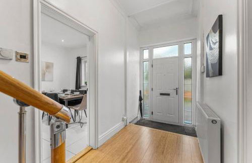 Perfect Booking 4 Bed Home in Cheltenham - Photo 32