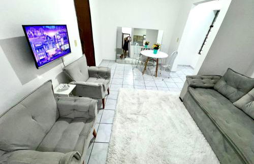 Apt3 Grande com 2 Quartos 2 cama-casal WIFI Smart TV Garagem a 1 min Rodoviaria - Foto 2