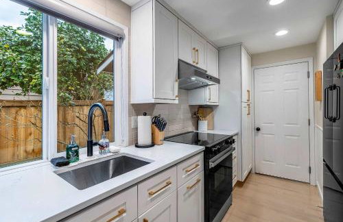 Serene Sunlit Retreat - Remodeled with EV charging and AC - Foto 16