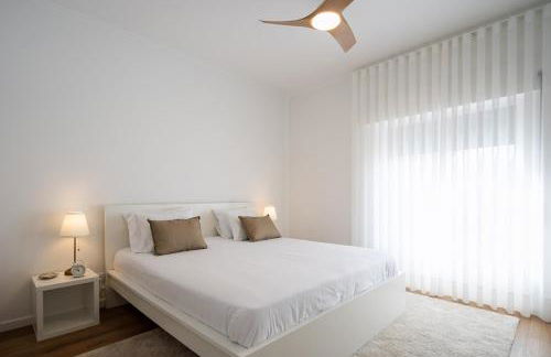 Bright & Spacious Villa by Beach - Photo 19