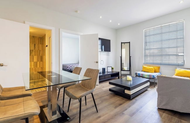 Coastal 2BR Escape | Walk to Beach & 2 Queen Beds - Foto 3