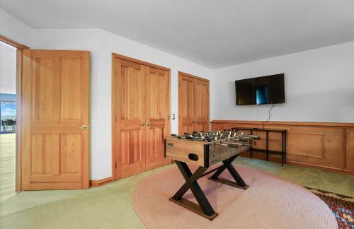 6BR Houghton Lake House with Indoor Pool, Hot Tub and Golf Simulator - Photo 76