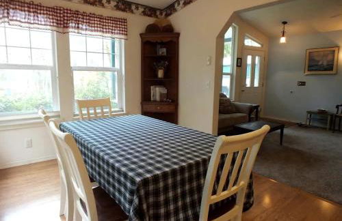 Peaceful Family Cabin on Beautiful Property, Plenty of Hiking and Fishing, 20 minutes from the coast, bordering Siuslaw National Forest, Oregon - Foto 10