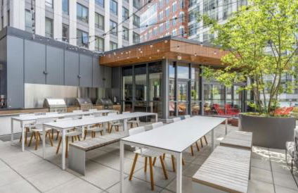 Modern Apt with Gym & Terrace - Photo 10