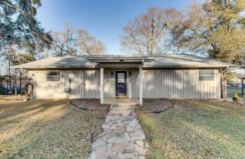 Tranquil Gantt Lake Home w/ Deck & Patio! - Foto 36