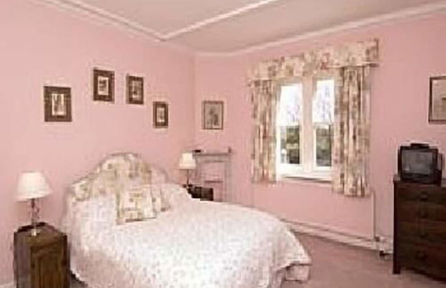 Burcombe Manor - Photo 2