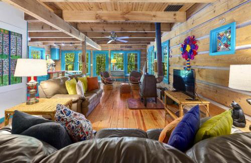 Beautiful Rustic Cabin Surrounded by Nature with Incredible Views and a Wrap-Around Deck for an Amazing Glamping Experience in Marshall, NC - Foto 2