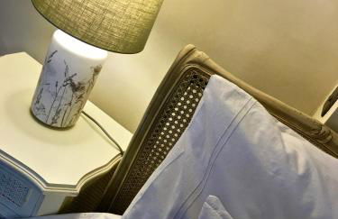 Beautiful stylish 2 bed apartment with free parking - Photo 11