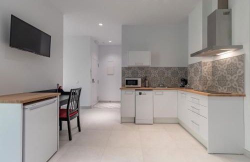 Chic & Comfortable Apartment, Private Terrace - Photo 8