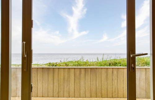 Beautiful Seaside Holiday Home - Photo 10