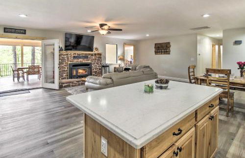 Family Cabin with Game Room! 32 Mi to Sunrise Resort - Foto 9