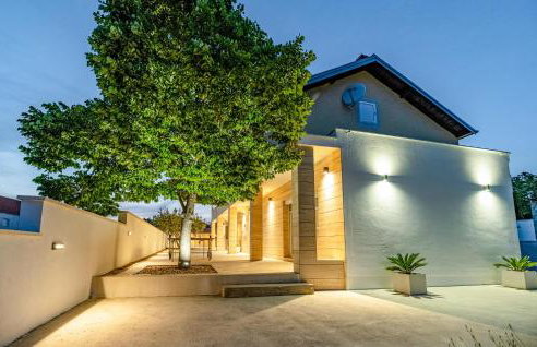 Gorgeous Home In Nadin With Wifi - Photo 5