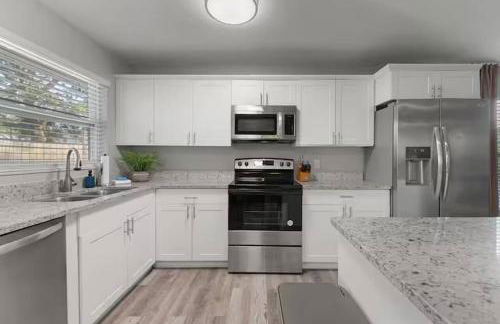 New listing~10 min to beach~Back yard fun~Pool - Foto 27