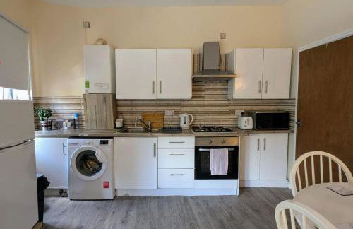 Entire 2 Bedroom Cosy Flat Near City Centre - Photo 9