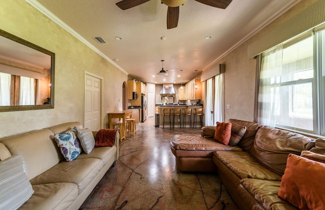 Chic Renovated Oasis: Disney & Universal Nearby 4 Bedroom Home by RedAwning - Foto 1