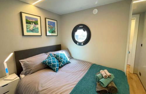 Yarmouth Waterlodge Floating Apartments 2 - Photo 8