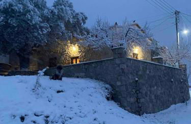 Cheerful 3 bedroom cottage with indoor fireplace - Foto 8