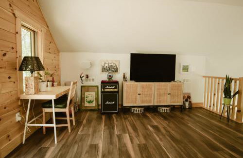 Luxe Modern Cabin with Pond, Fire Pit, Hiking, near Bethel Woods - Foto 19