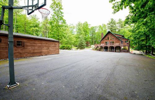 Massive Log Chalet with Hot Tub - Foto 51