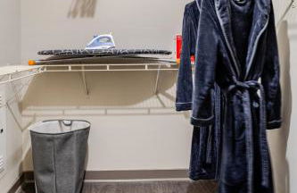 Cozy Uptown apartment with Gym and Swimming pool - Photo 21