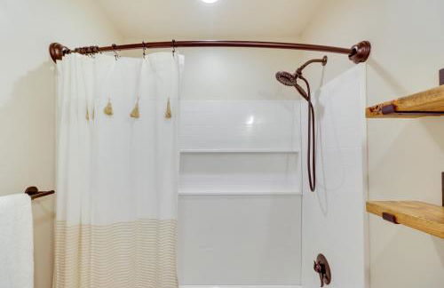 Modern Lakeside Cabin with Mountain Views and Hot Tub! - Foto 13