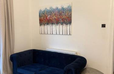 Freshly decorated apartment 10 mins from Cotswolds Child Friendly Great location with plenty of nearby free parking freestanding bath and outdoor private terrace area - Foto 6