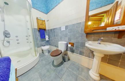 GREDOS RURALRUT cerca del CASTAÑAR de El Tiemblo, Reserva Natural VALLE DE IRUELAS, alojamiento acogedor con cabina hidromasaje, chimenea eléctrica, calefacción, wifi, cocina - Photo 35