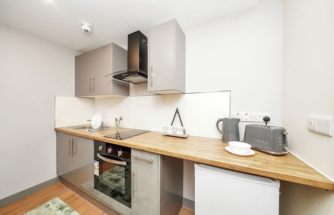 Hotel Apartment in Ilford - Photo 4