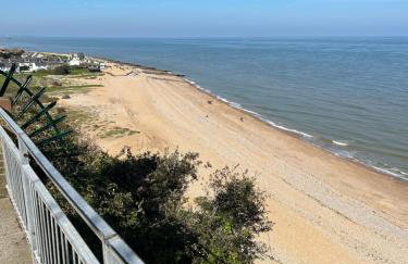 Escape to a Clifftop Chalet with pool and tennis onsite - 1A Kingsdown Holiday Park - Foto 7