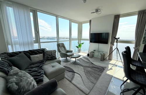 Luxury Waterfront Apartment With Panoramic View - Photo 24
