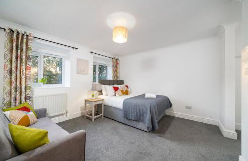 COZY 3 Bed House With Garden & Parking in Rochester, Kent Mins to Train Station, WiFi - Foto 1