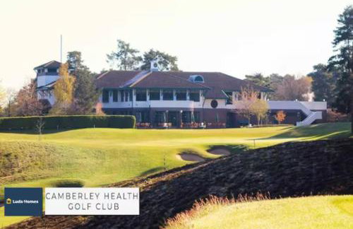 Camberley Spacious and Comfy 3 Bedroom Home, Next to Frimley Hospital with Parking - Foto 31