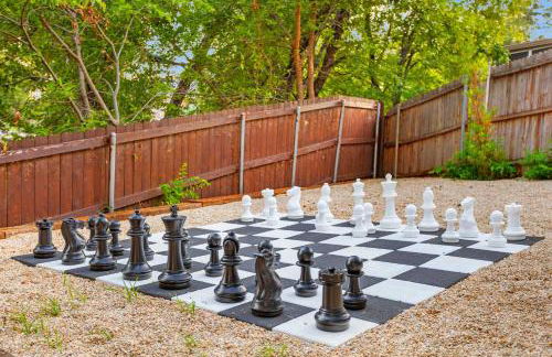 Resort Style Backyard Pool Pickleball Court - Foto 75