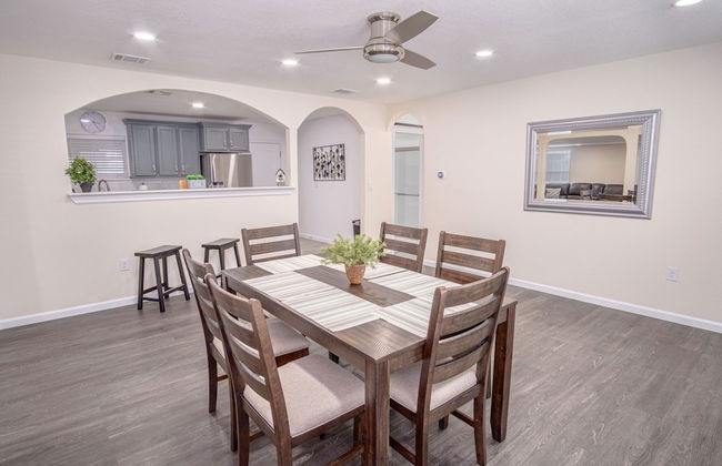 Splendid Gated 4 BR 2 BA Home Near Downtown - Foto 28