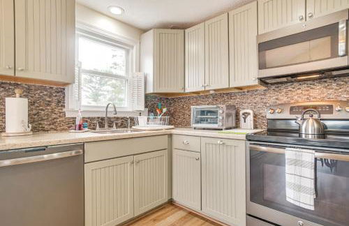 Backyard Chilling Cape Cod Home Steps to Beach - Foto 8