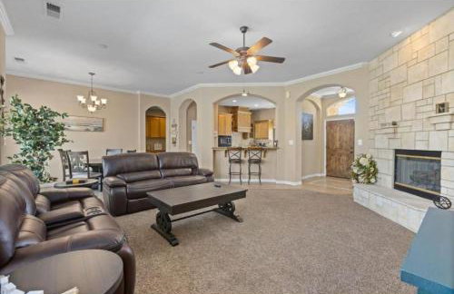 Spacious 4BR 3BA Home KING Suite Pool Sleeps 8 - Photo 4