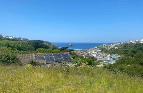 Cliffside 3 Bedroom House with Sea Views - Photo 1