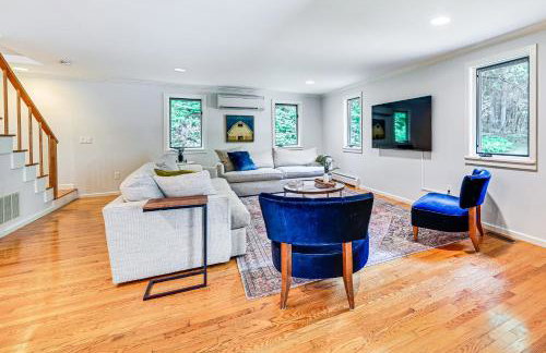 8 Mi to Tanglewood and Butternut Ski Spacious Home! - Foto 5