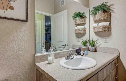 Boho Oasis w KING Bed w POOL Nr AIRPTShoppingDWTN - Foto 26