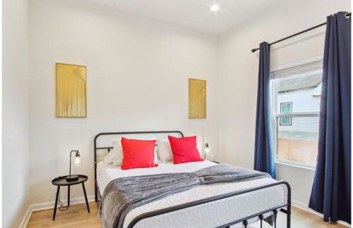 3BR-2BA Cityscape Haven with Panoramic Tower View - Foto 27