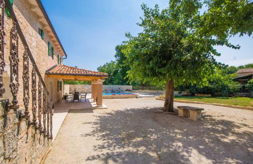 Villa Anton, a luxurious rustic villa in a peaceful setting - Foto 17