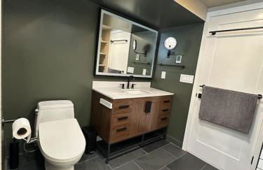 The Vault - Hidden Playroom For Couples - Private Hot Tub - Mountain Views - Riverfront - Foto 23